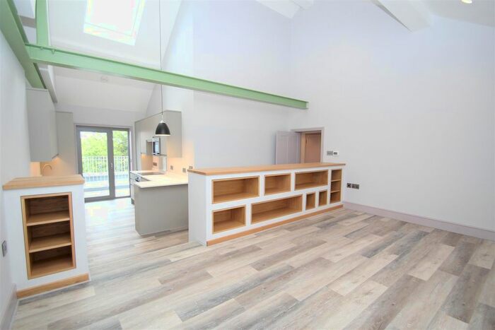 3 Bedroom Flat To Rent In Upper Richmond Road, London, SW15
