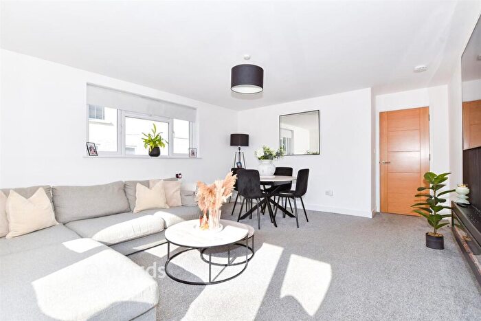 2 Bedroom Flat For Sale In Cork Street, Eccles, Aylesford, Kent, ME20