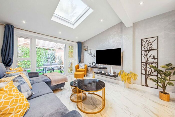 3 Bedroom Terraced House To Rent In Duke Road, Chisiwck, W4