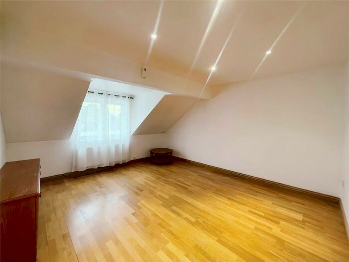 2 Bedroom Flat To Rent In New Road, Gravesend, Kent, DA11