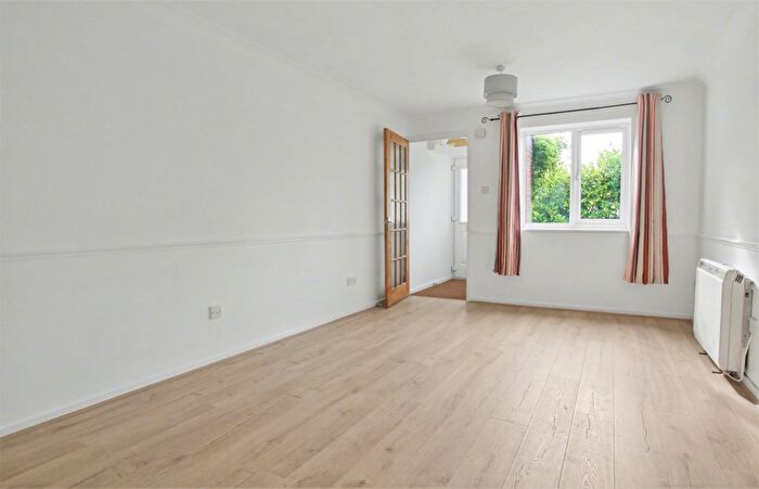 1 Bedroom Maisonette To Rent In Cambridge Road, West Molesey, KT8