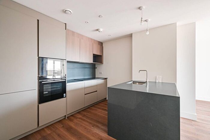 1 Bedroom Flat To Rent In Bow Green, Mile End, E3