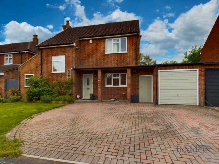 3 Bedroom Link Detached House To Rent In Surrey, KT16