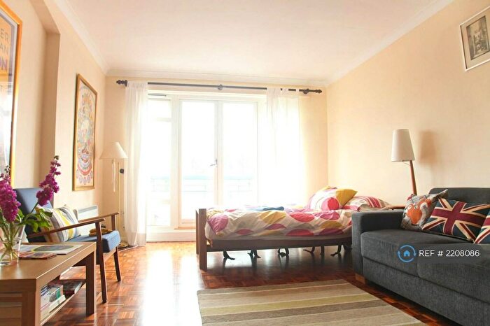 3 Bedroom Flat To Rent In Phoenix Court, London, NW1