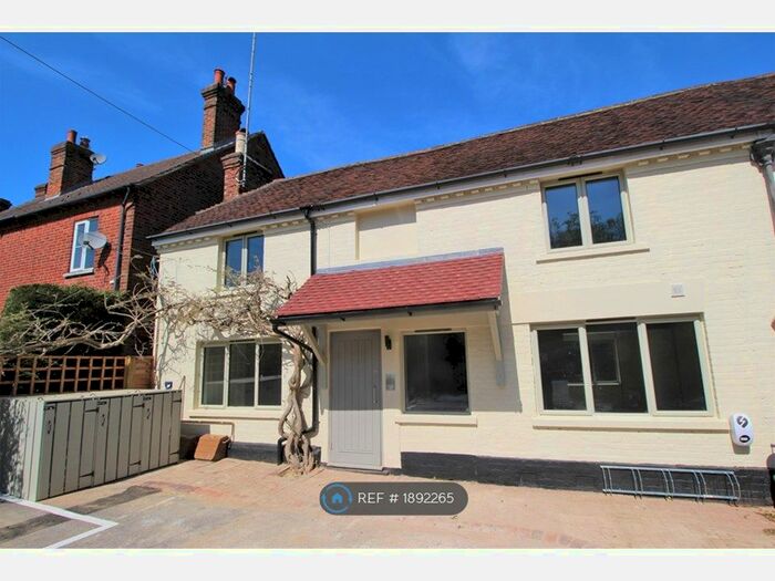 2 Bedroom Flat To Rent In Wey Hill, Haslemere, GU27