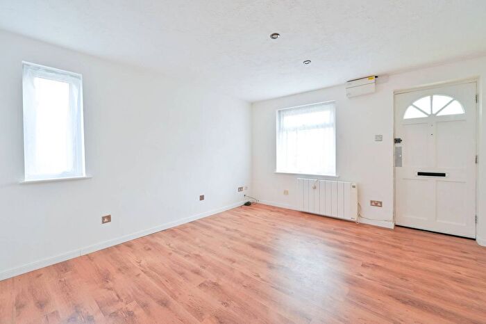 1 Bedroom Semi Detached House For Sale In Abingdon Close, Bermondsey, London, SE1