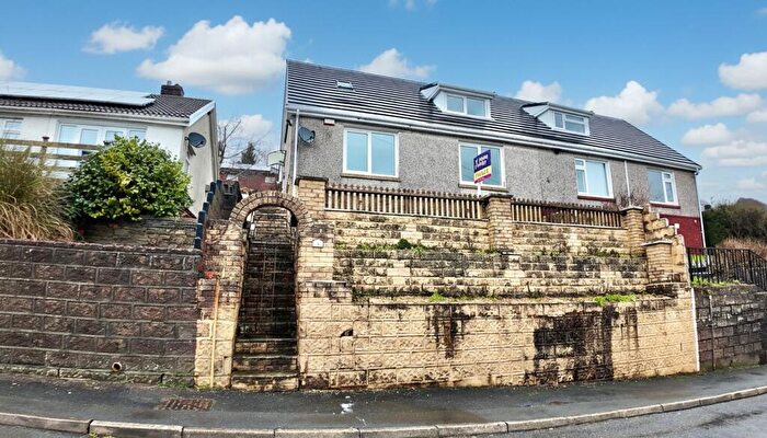 4 Bedroom Bungalow For Sale In Farm Road, Crumlin, NP11