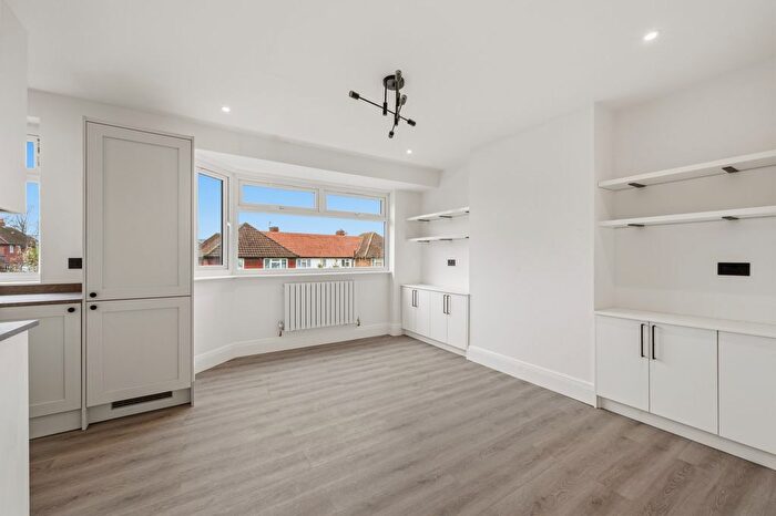 2 Bedroom Maisonette For Sale In Villiers Close, Surbiton, KT5
