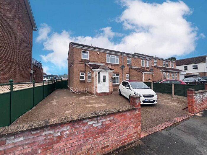 3 Bedroom Town House For Sale In Plantation Hill, Worksop, S81