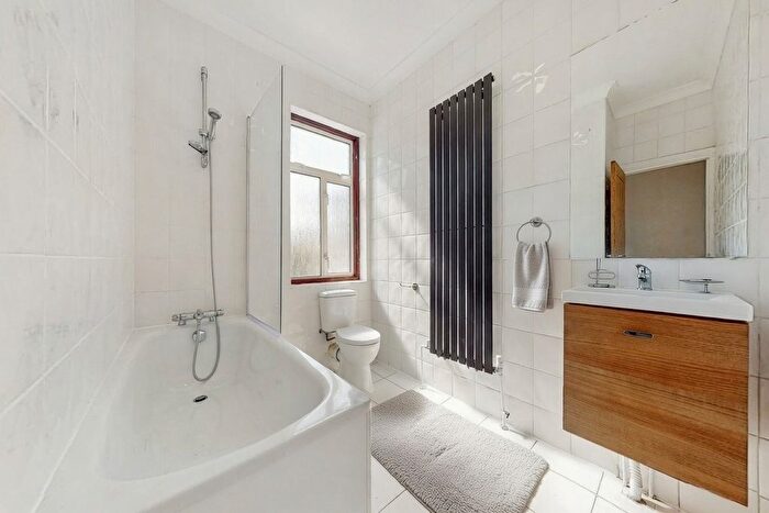3 Bedroom Flat For Sale In Northfield Avenue, Ealing, W5