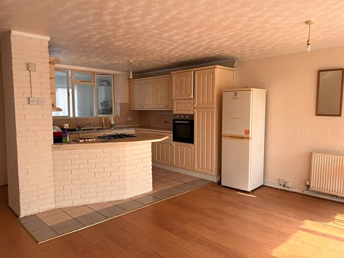 3 Bedroom Flat To Rent In Aveley Walk, Reading, RG2