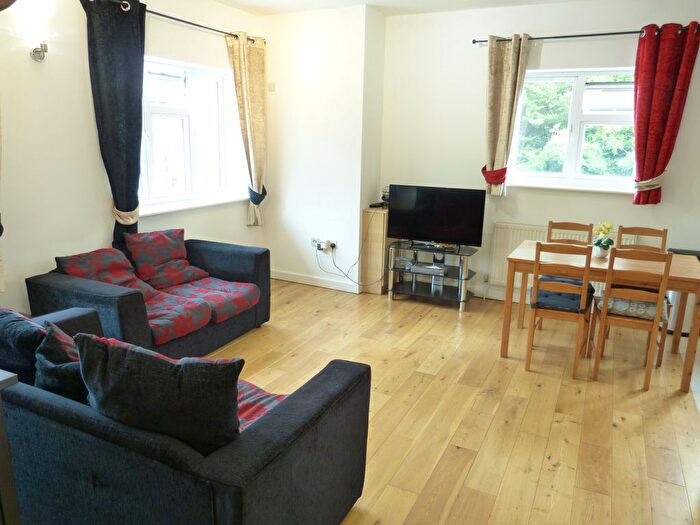 2 Bedroom Flat To Rent In Hoop Lane, London, NW11
