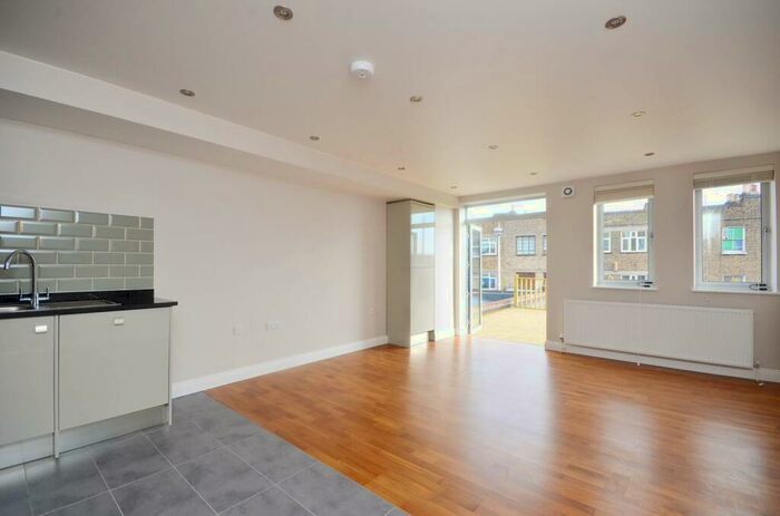2 Bedroom Flat To Rent In Choumert Road, Peckham, London, SE15