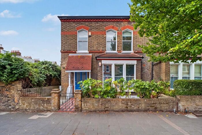 2 Bedroom Flat For Sale In Finsbury Park Road, London, N4