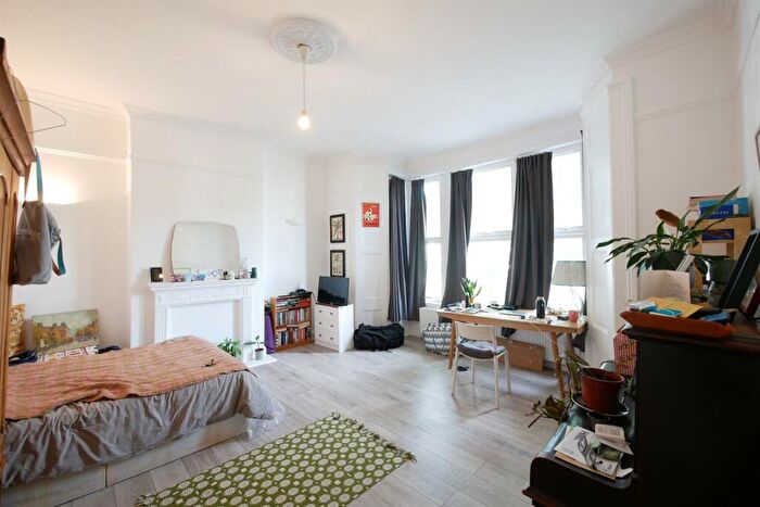 3 Bedroom Apartment To Rent In Queens Drive, Finsbury Park, N4