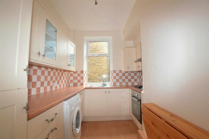 3 Bedroom End Of Terrace House To Rent In Beech Square, Clayton, Bradford, BD14