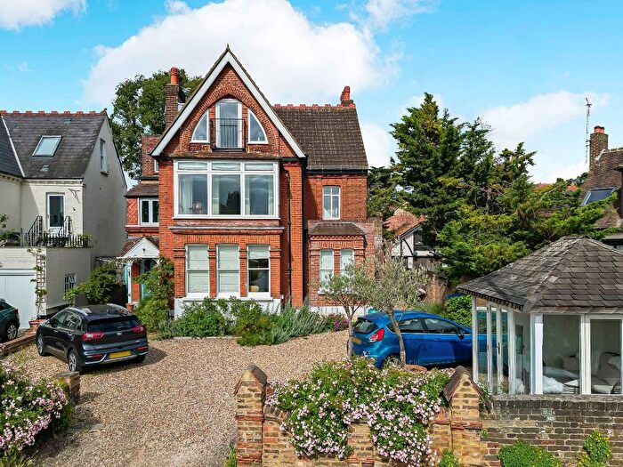 2 Bedroom Flat For Sale In Lower Ham Road, Kingston Upon Thames, KT2