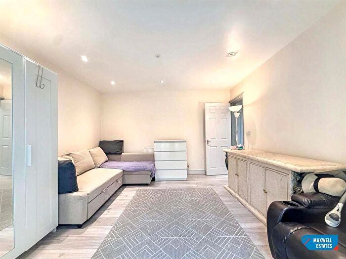 2 Bedroom Property For Sale In Millway, London, NW7