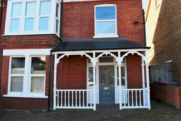 2 Bedroom Flat To Rent In Pierremont Avenue, Broadsatirs, CT10