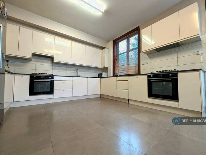6 Bedroom Semi-Detached House To Rent In The Drive, London, NW11