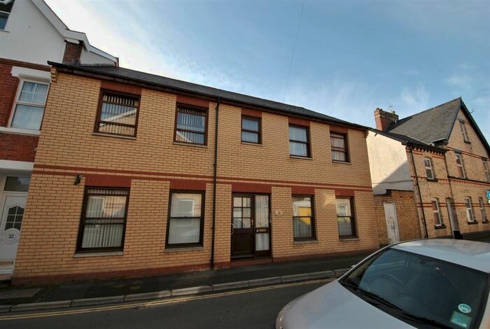 2 Bedroom Flat To Rent In Vicarage Lawn, Barnstaple, EX32