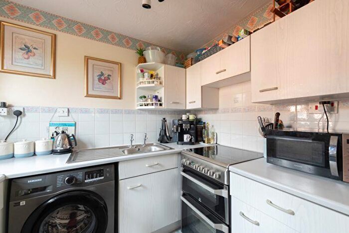 2 Bedroom Flat For Sale In Dalrymple Close, London, N14