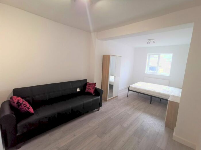 1 Bedroom Studio To Rent In Avondale Road, Rm, Luton, Bedfordshire, LU1