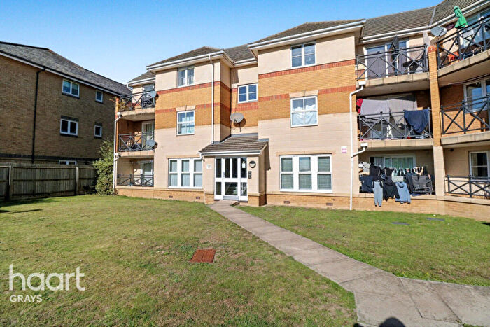 3 Bedroom Flat For Sale In Sewell Close, Grays, RM16