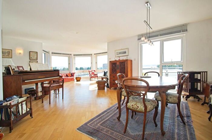 3 Bedroom Flat For Sale In Adventurers Quay, Cardiff, CF10