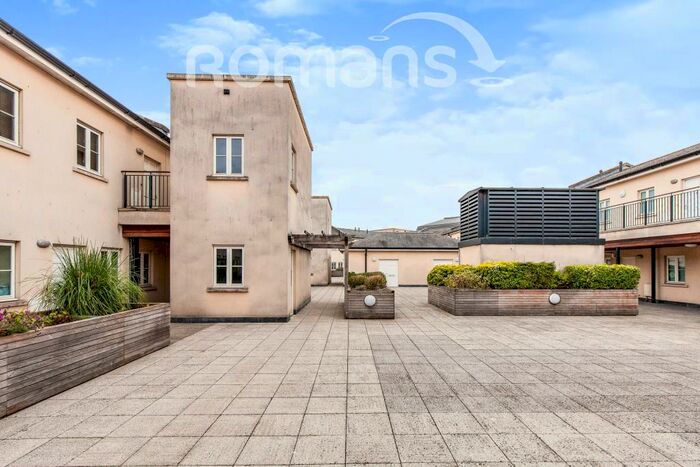 2 Bedroom Apartment To Rent In Phillip House, Southgate, BA1