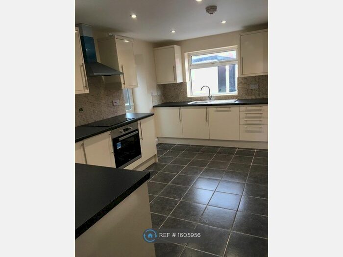 4 Bedroom Semi-Detached House To Rent In Newcomen Road, Bedworth, CV12