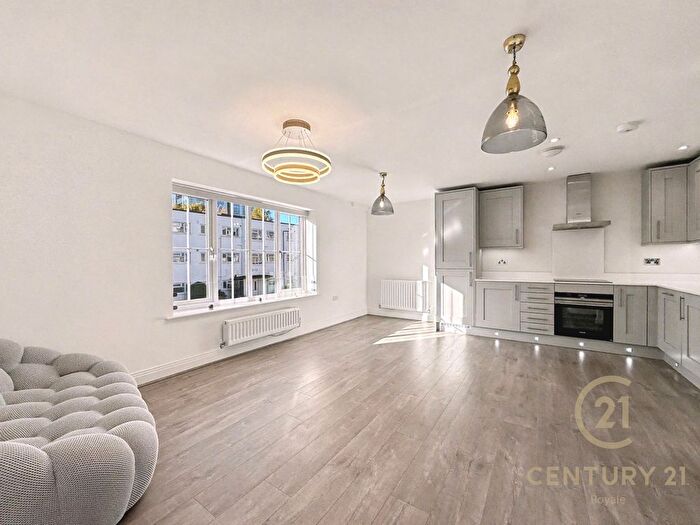 2 Bedroom Flat For Sale In Bridge Street, Walton-On-Thames, KT12