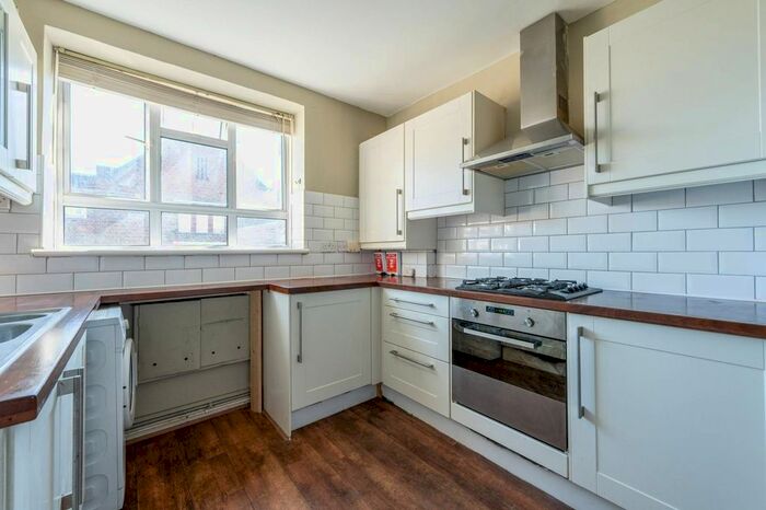 2 Bedroom Flat To Rent In Kingswood Estate, West Dulwich, London, SE21