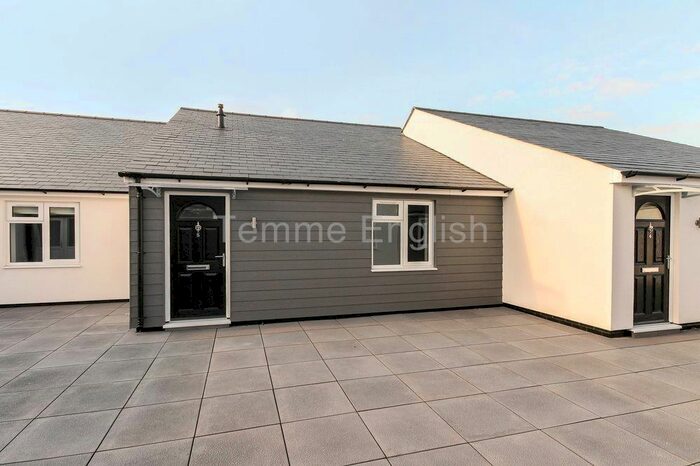 2 Bedroom Flat To Rent In The Broadway, Wickford, SS11