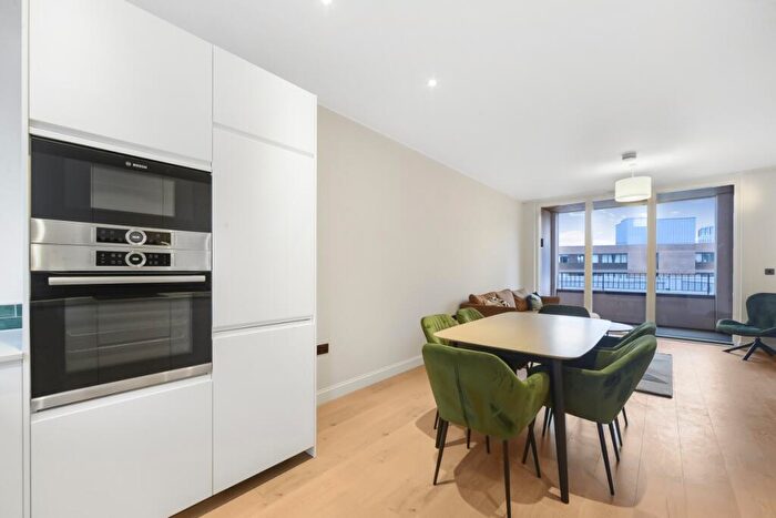 3 Bedroom Flat To Rent In Carpet Street Sugar House Island, E15