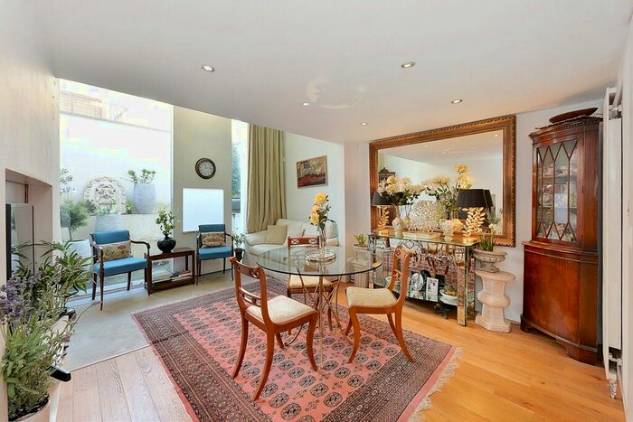 2 Bedroom Property To Rent In Richards Place, Chelsea, SW3