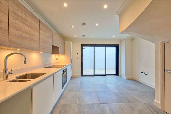 2 Bedroom Terraced House To Rent In High Street, Hampton Wick, Kingston Upon Thames, KT1