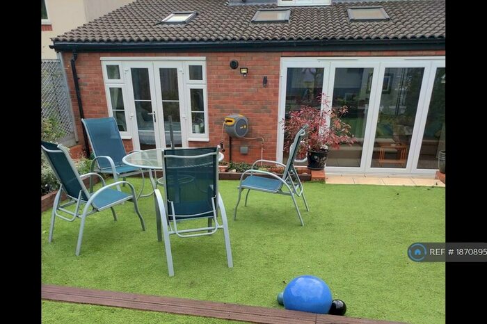 1 Bedroom Flat To Rent In The Pavillions, Bristol, BS10