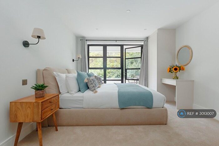 2 Bedroom Flat To Rent In Shore Walk, Bournemouth, BH4