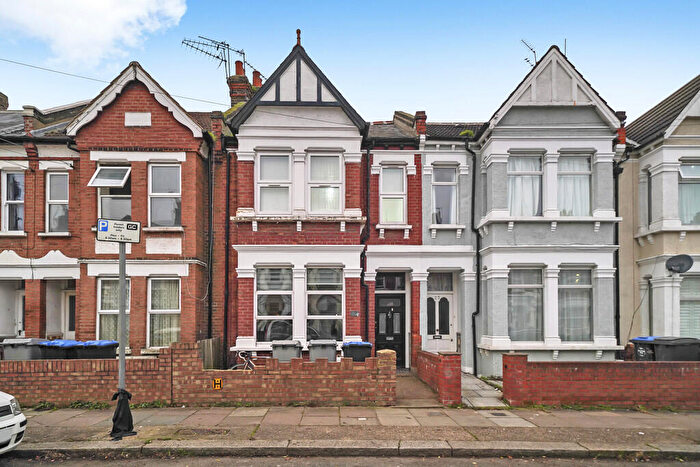 2 Bedroom Maisonette For Sale In Windsor Road, Willesden, NW2