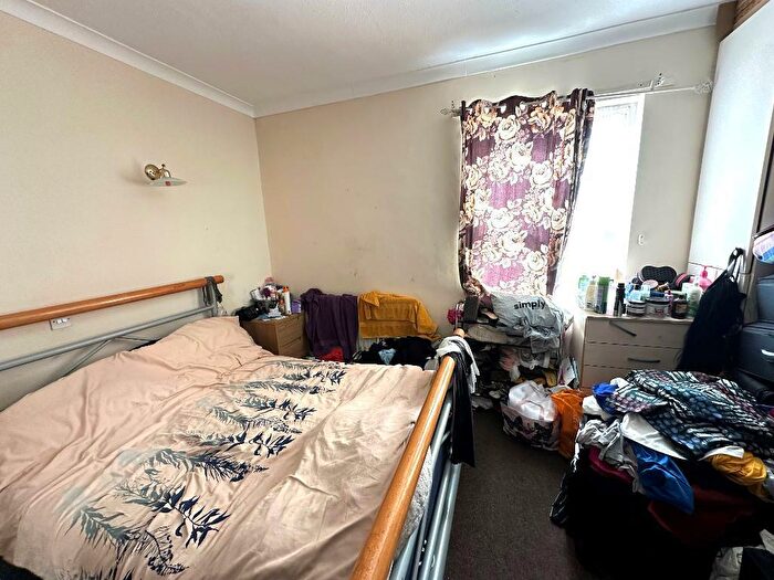 2 Bedroom Terraced House For Sale In Saxon Road, Biscot, Luton