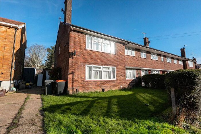 2 Bedroom Maisonette For Sale In Brive Road, Dunstable, Bedfordshire, LU5