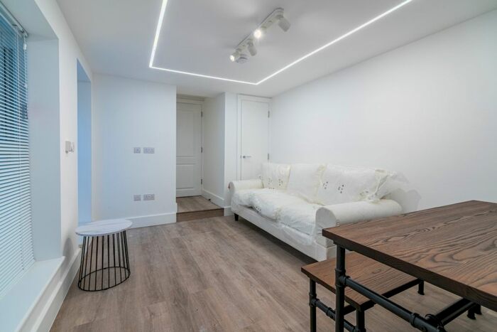3 Bedroom Flat To Rent In Rita Road, London, SW8