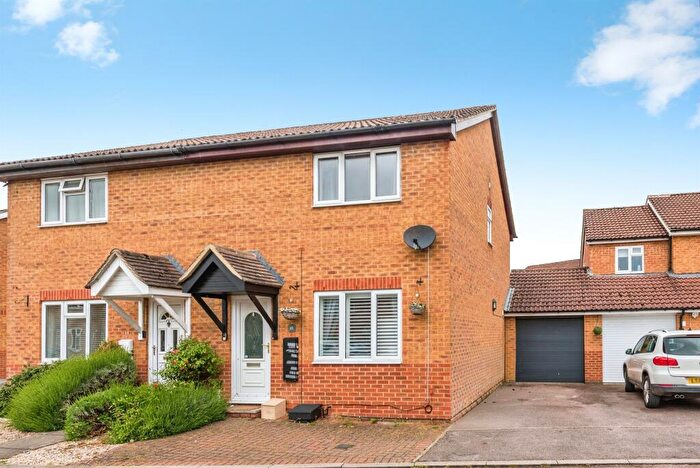 3 Bedroom Semi-Detached House For Sale In Braemar Close, Carterton, OX18