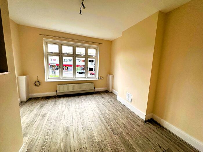 2 Bedroom Maisonette To Rent In Upper Green West, Mitcham, Surrey, CR4