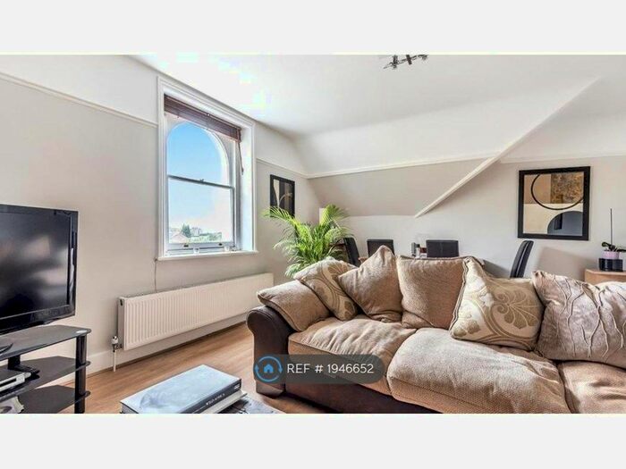 2 Bedroom Flat To Rent In Bedford Hill, London, SW12