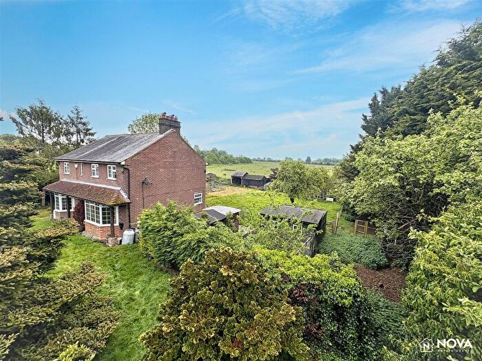 3 Bedroom Detached House For Sale In Markyate Road, Slip End, Luton, LU1