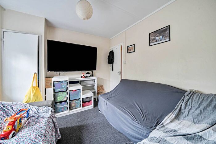 2 Bedroom Flat To Rent In Lewes House, Peckham, London, SE15