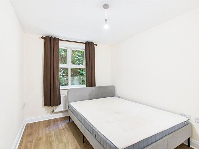 2 Bedroom Flat To Rent In Sandcroft Court, Garlands Road, Redhill, RH1