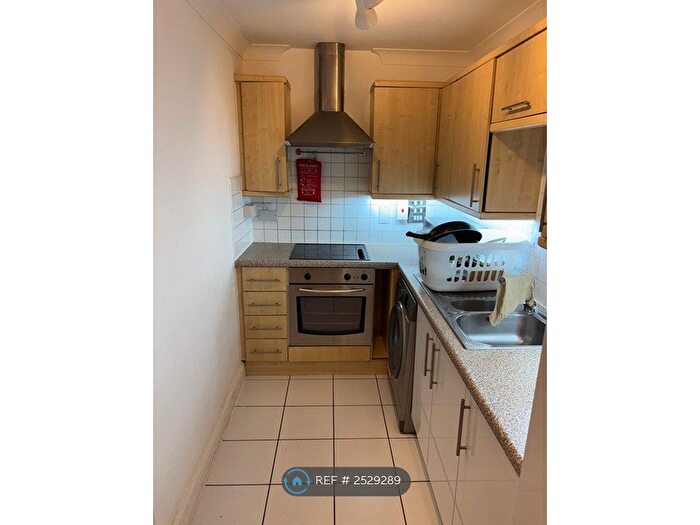 2 Bedroom Flat To Rent In Lizmans House, London, NW1